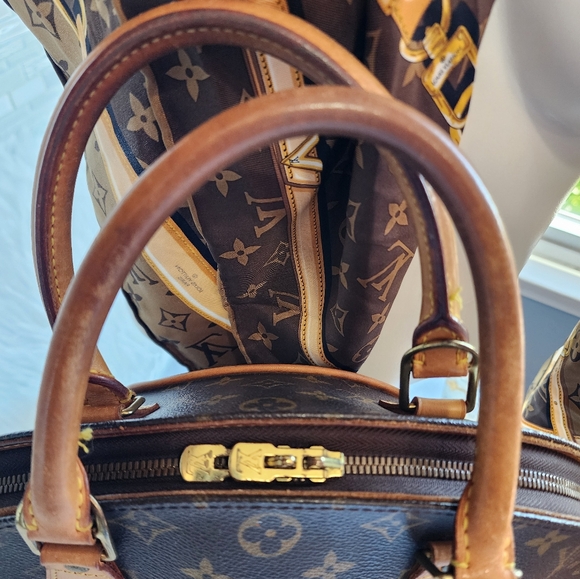 Louis Vuitton Ellipse MM Monogrammed Bag - Picture 9 of 13